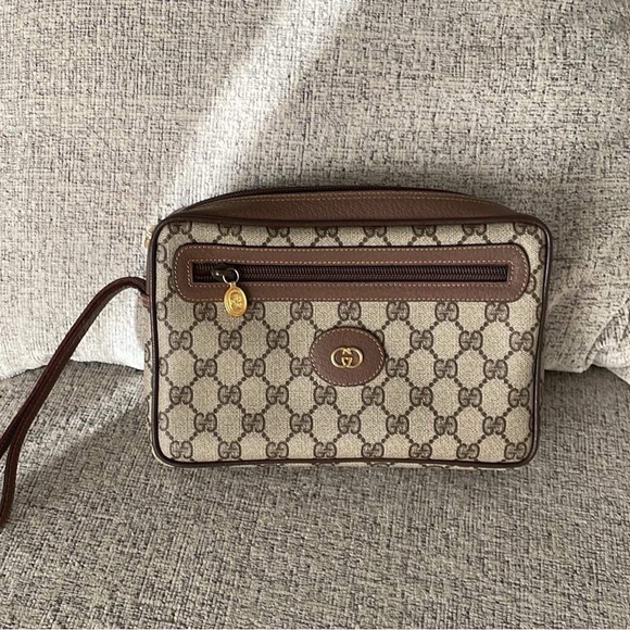 Like new beautiful condition Preloved Gucci wristlet - Picture 2 of 10